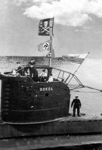 ORP_Sokół z Jolly Rogerem - flagą z zaznaczonymi sukcesami bojowymi