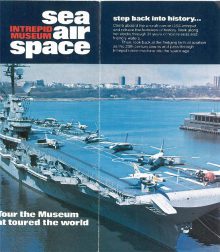 Folder nowojorskiego Muzeum „INTREPID” z widokiem lotniskowca „USS Intrepid” będącego jego siedzibą.